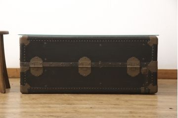 和製アンティークのトランクをリペア&カスタム!縁を面取りしたガラス天板を取り付けローテーブルに。(ローテーブル、センターテーブル、収納)