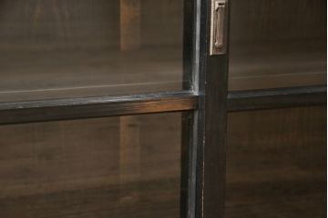 大正期のガラス戸棚をリペア&カスタム!天板を設置し、棚板は新しいものに交換。欠損したガラスは交換。全体を1トーン落ち着いた色味に着色仕上げ。(収納棚、戸棚、キャビネット)
