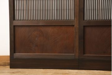 格子戸4枚セットをリペア&カスタム!リサイズし、新たに引手を取り付け。ガラスは麻の葉模様のガラスに交換。自然な茶色に着色仕上げ。(障子戸、引き戸、建具)