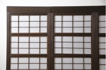 格子戸4枚セットをリペア&カスタム!リサイズし、新たに引手を取り付け。ガラスは麻の葉模様のガラスに交換。自然な茶色に着色仕上げ。(障子戸、引き戸、建具)