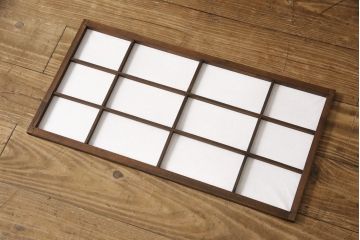 格子戸4枚セットをリペア&カスタム!リサイズし、新たに引手を取り付け。ガラスは麻の葉模様のガラスに交換。自然な茶色に着色仕上げ。(障子戸、引き戸、建具)