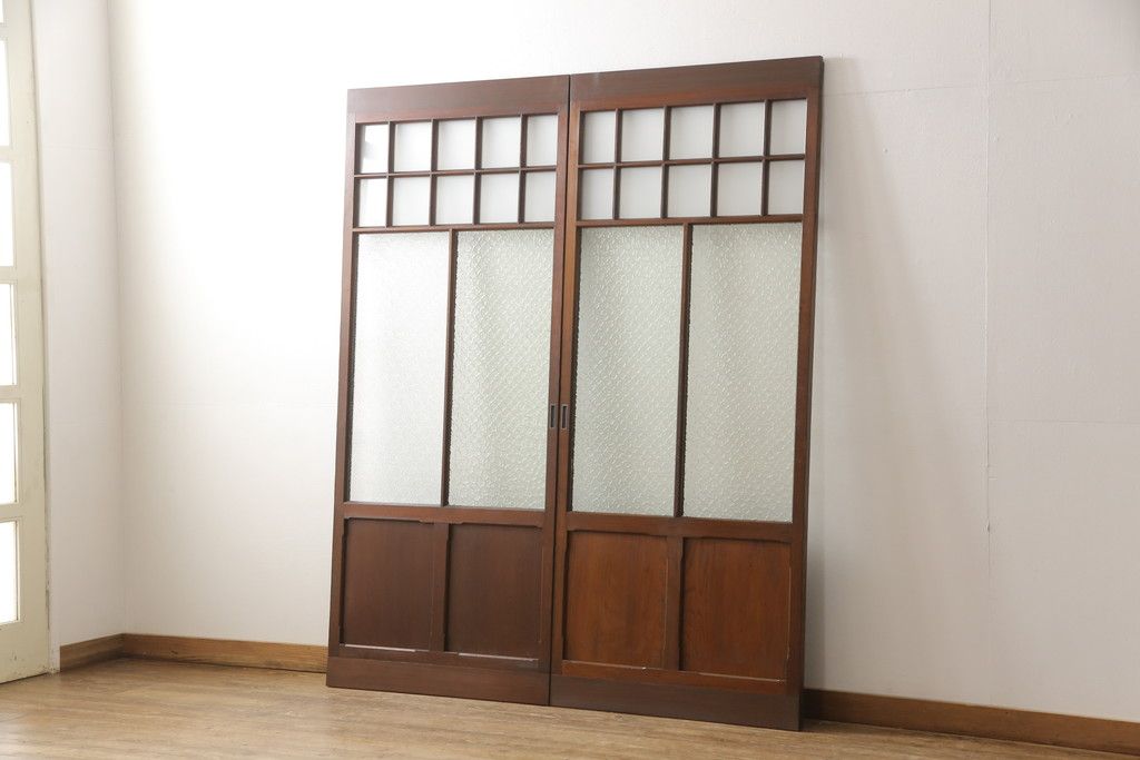 ガラス戸2枚セットをリペア&カスタム!リサイズし、引手金具と戸車を取り付け。本体は現状に近い色味に着色仕上げ。(引き戸、建具)