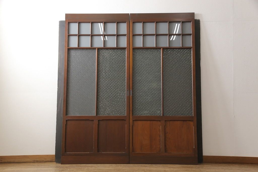 ガラス戸2枚セットをリペア&カスタム!リサイズし、引手金具と戸車を取り付け。本体は現状に近い色味に着色仕上げ。(引き戸、建具)