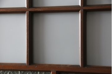 ガラス戸2枚セットをリペア&カスタム!リサイズし、引手金具と戸車を取り付け。本体は現状に近い色味に着色仕上げ。(引き戸、建具)