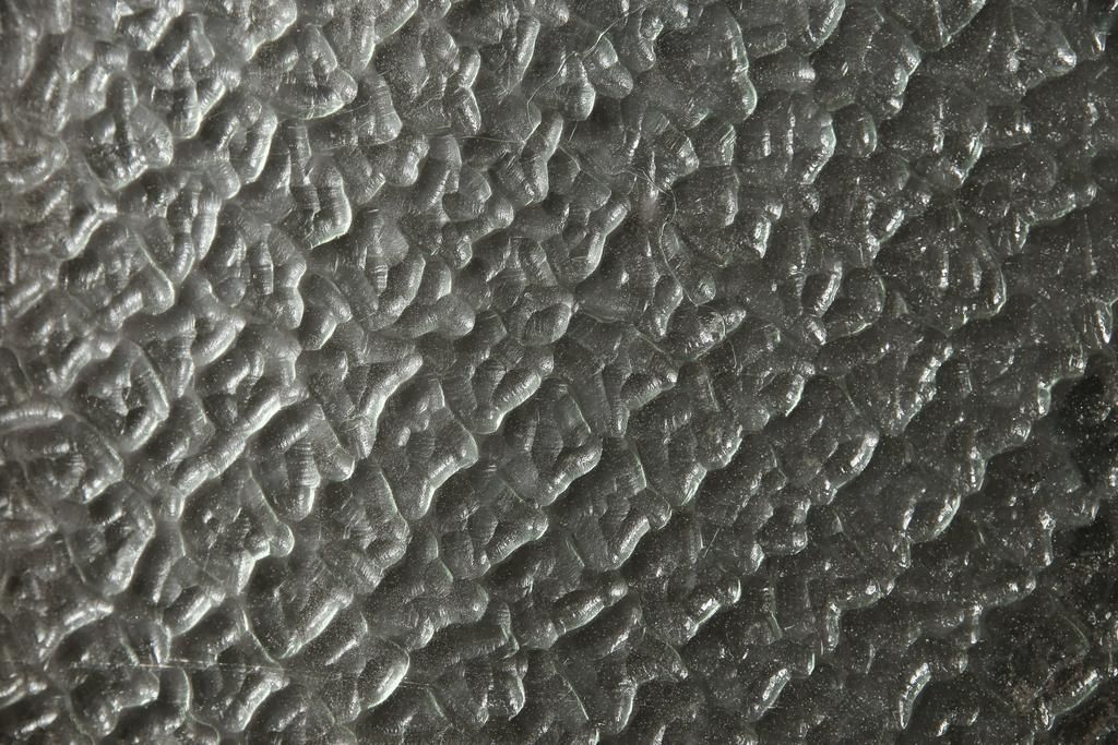 ガラス戸2枚セットをリペア&カスタム!リサイズし、引手金具と戸車を取り付け。本体は現状に近い色味に着色仕上げ。(引き戸、建具)