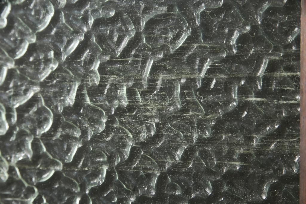 ガラス戸2枚セットをリペア&カスタム!リサイズし、引手金具と戸車を取り付け。本体は現状に近い色味に着色仕上げ。(引き戸、建具)