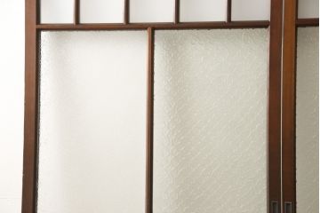 ガラス戸2枚セットをリペア&カスタム!リサイズし、引手金具と戸車を取り付け。本体は現状に近い色味に着色仕上げ。(引き戸、建具)