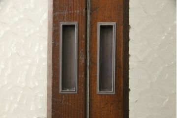 ガラス戸2枚セットをリペア&カスタム!リサイズし、引手金具と戸車を取り付け。本体は現状に近い色味に着色仕上げ。(引き戸、建具)