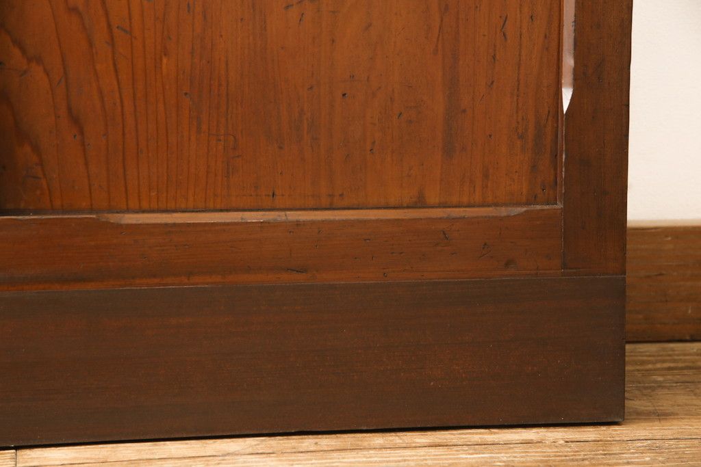 ガラス戸2枚セットをリペア&カスタム!リサイズし、引手金具と戸車を取り付け。本体は現状に近い色味に着色仕上げ。(引き戸、建具)