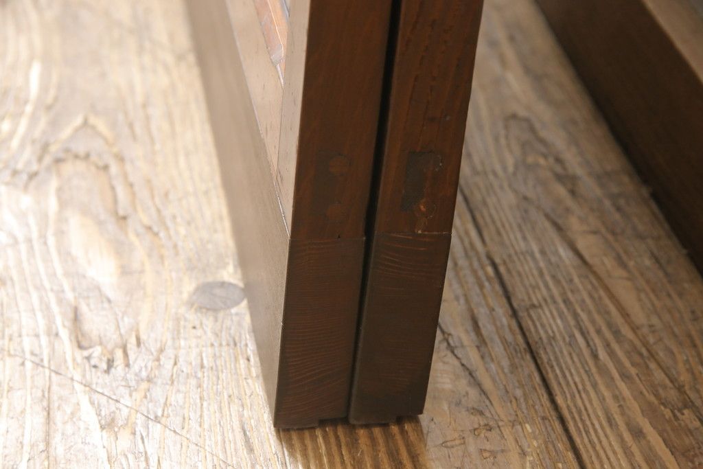 ガラス戸2枚セットをリペア&カスタム!リサイズし、引手金具と戸車を取り付け。本体は現状に近い色味に着色仕上げ。(引き戸、建具)