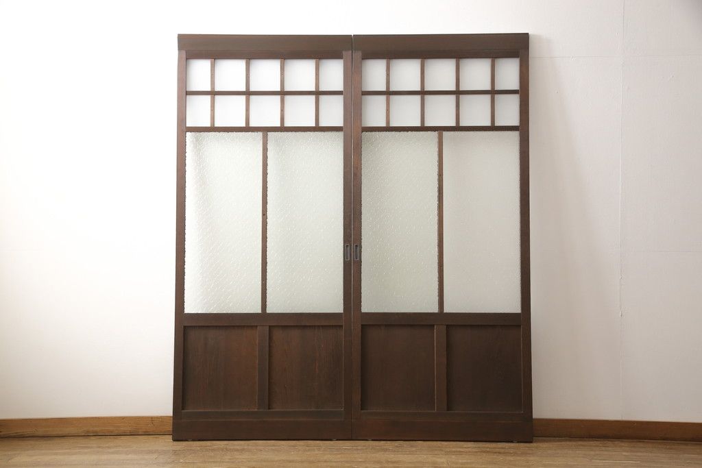 ガラス戸2枚セットをリペア&カスタム!リサイズし、引手金具と戸車を取り付け。本体は現状に近い色味に着色仕上げ。(引き戸、建具)