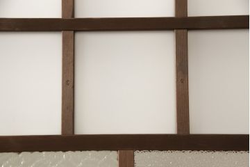 ガラス戸2枚セットをリペア&カスタム!リサイズし、引手金具と戸車を取り付け。本体は現状に近い色味に着色仕上げ。(引き戸、建具)