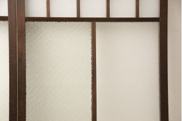 ガラス戸2枚セットをリペア&カスタム!リサイズし、引手金具と戸車を取り付け。本体は現状に近い色味に着色仕上げ。(引き戸、建具)