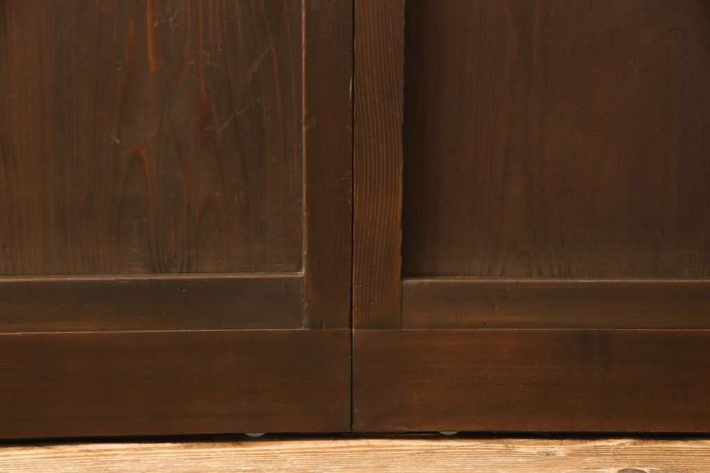 ガラス戸2枚セットをリペア&カスタム!リサイズし、引手金具と戸車を取り付け。本体は現状に近い色味に着色仕上げ。(引き戸、建具)