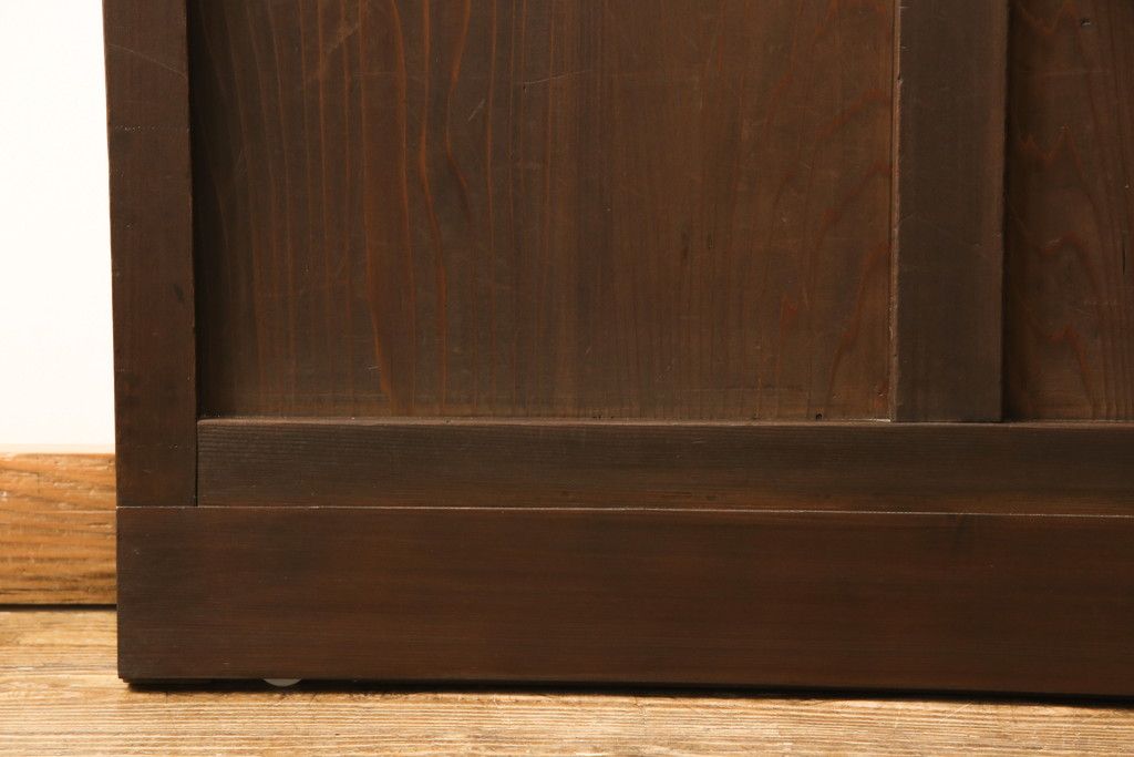 ガラス戸2枚セットをリペア&カスタム!リサイズし、引手金具と戸車を取り付け。本体は現状に近い色味に着色仕上げ。(引き戸、建具)