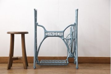イギリスアンティークミシンの鉄脚をリペア&カスタム!ライトブルーに着色。(シンガーミシン、ミシンテーブル、ミシン台)