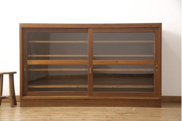 戸棚をリペア&カスタム!奥行をリサイズし、引き戸の板部分へクリアガラスをはめ込み、棚板を2枚製作して取り付け。天板を取り付け、外部・内部ともに本体に合わせて着色。(収納棚、食器棚、キャビネット)