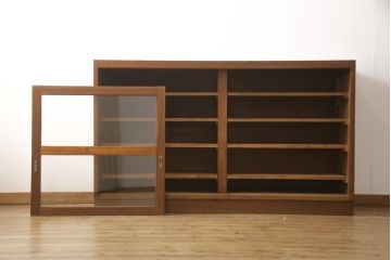 戸棚をリペア&カスタム!奥行をリサイズし、引き戸の板部分へクリアガラスをはめ込み、棚板を2枚製作して取り付け。天板を取り付け、外部・内部ともに本体に合わせて着色。(収納棚、食器棚、キャビネット)