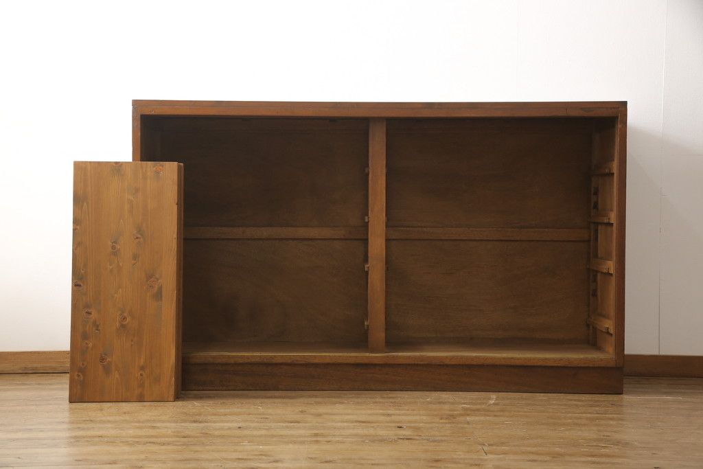 戸棚をリペア&カスタム!奥行をリサイズし、引き戸の板部分へクリアガラスをはめ込み、棚板を2枚製作して取り付け。天板を取り付け、外部・内部ともに本体に合わせて着色。(収納棚、食器棚、キャビネット)