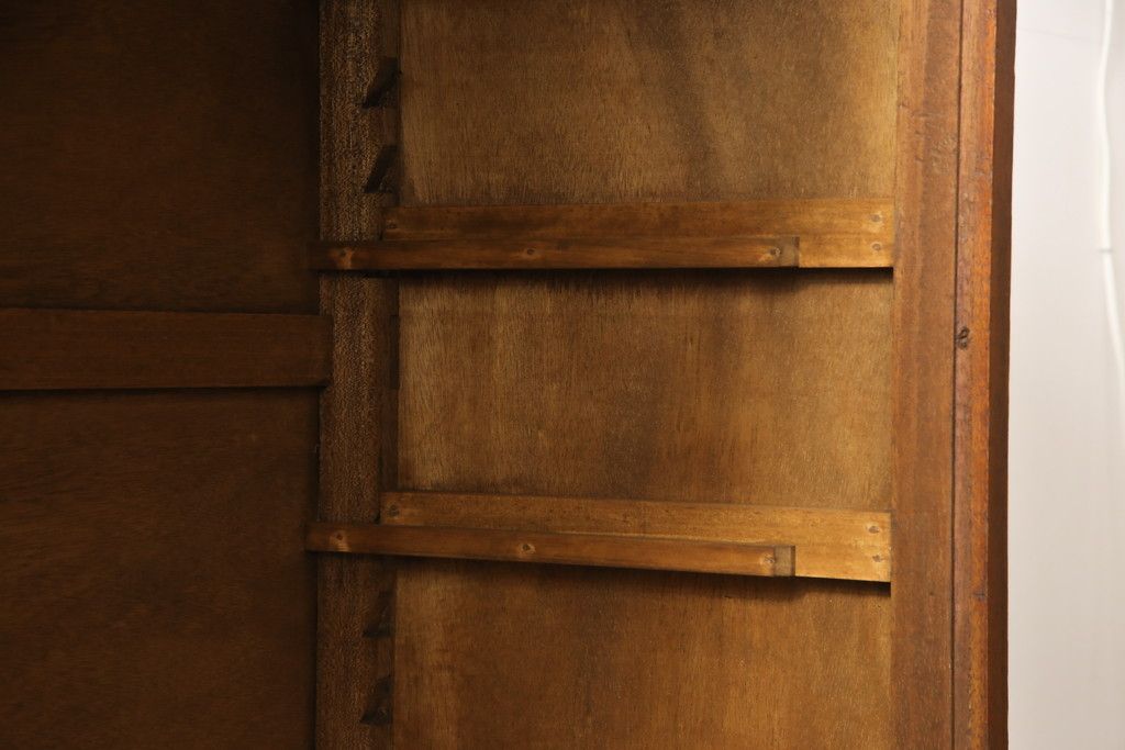 戸棚をリペア&カスタム!奥行をリサイズし、引き戸の板部分へクリアガラスをはめ込み、棚板を2枚製作して取り付け。天板を取り付け、外部・内部ともに本体に合わせて着色。(収納棚、食器棚、キャビネット)