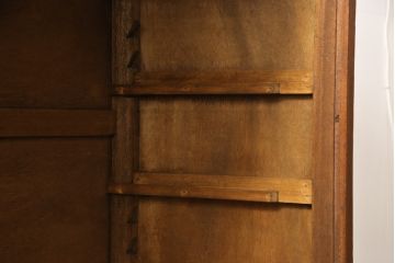 戸棚をリペア&カスタム!奥行をリサイズし、引き戸の板部分へクリアガラスをはめ込み、棚板を2枚製作して取り付け。天板を取り付け、外部・内部ともに本体に合わせて着色。(収納棚、食器棚、キャビネット)