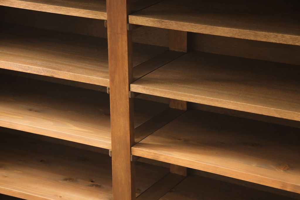 戸棚をリペア&カスタム!奥行をリサイズし、引き戸の板部分へクリアガラスをはめ込み、棚板を2枚製作して取り付け。天板を取り付け、外部・内部ともに本体に合わせて着色。(収納棚、食器棚、キャビネット)