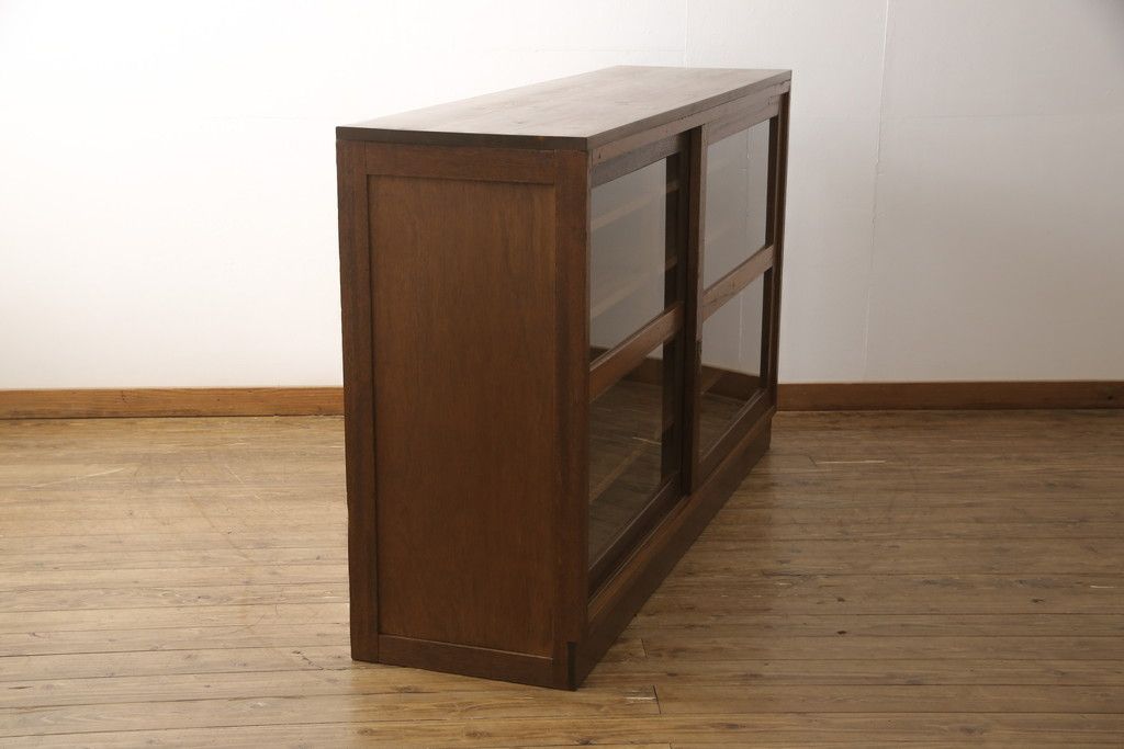 戸棚をリペア&カスタム!奥行をリサイズし、引き戸の板部分へクリアガラスをはめ込み、棚板を2枚製作して取り付け。天板を取り付け、外部・内部ともに本体に合わせて着色。(収納棚、食器棚、キャビネット)