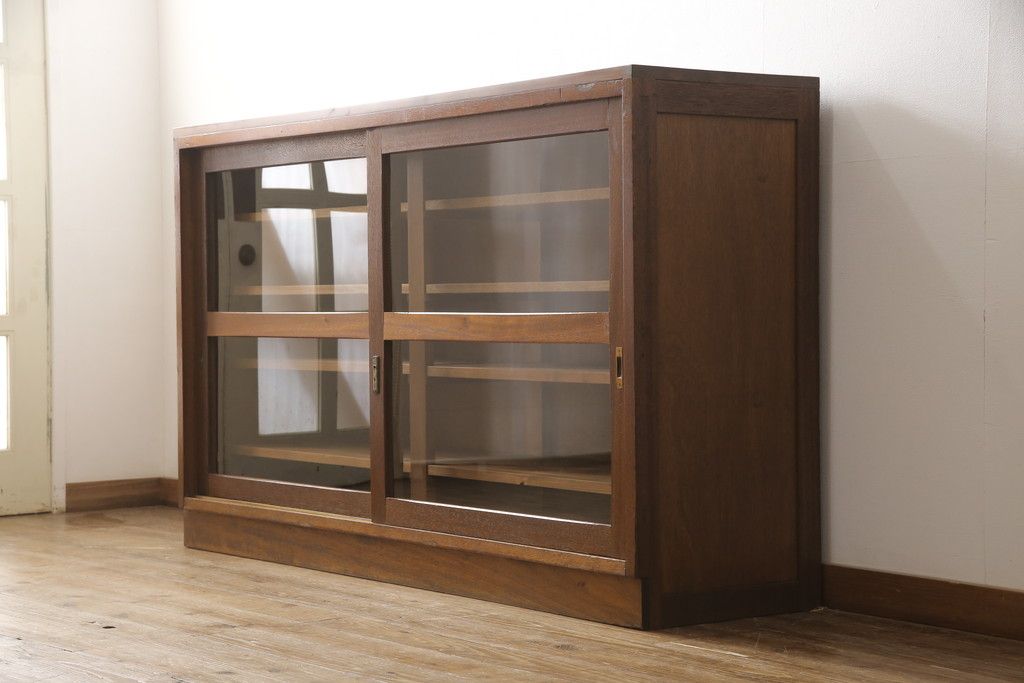 戸棚をリペア&カスタム!奥行をリサイズし、引き戸の板部分へクリアガラスをはめ込み、棚板を2枚製作して取り付け。天板を取り付け、外部・内部ともに本体に合わせて着色。(収納棚、食器棚、キャビネット)