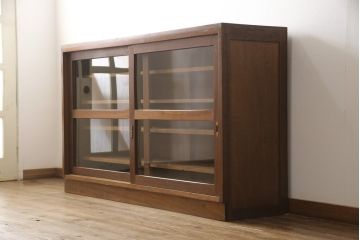 戸棚をリペア&カスタム!奥行をリサイズし、引き戸の板部分へクリアガラスをはめ込み、棚板を2枚製作して取り付け。天板を取り付け、外部・内部ともに本体に合わせて着色。(収納棚、食器棚、キャビネット)