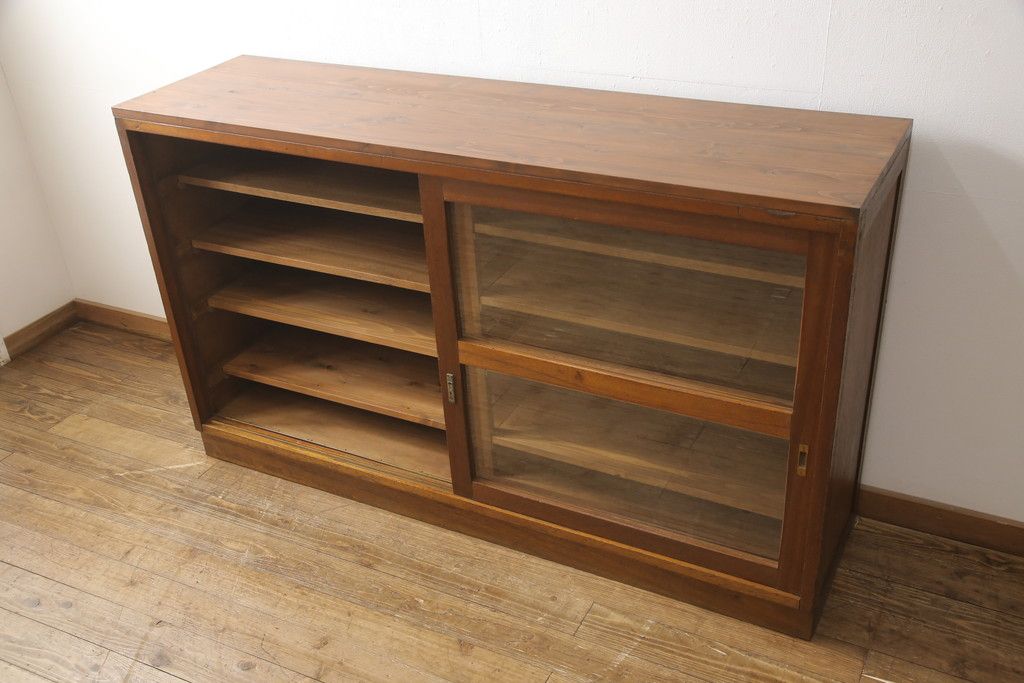 戸棚をリペア&カスタム!奥行をリサイズし、引き戸の板部分へクリアガラスをはめ込み、棚板を2枚製作して取り付け。天板を取り付け、外部・内部ともに本体に合わせて着色。(収納棚、食器棚、キャビネット)