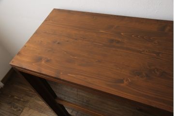 戸棚をリペア&カスタム!奥行をリサイズし、引き戸の板部分へクリアガラスをはめ込み、棚板を2枚製作して取り付け。天板を取り付け、外部・内部ともに本体に合わせて着色。(収納棚、食器棚、キャビネット)