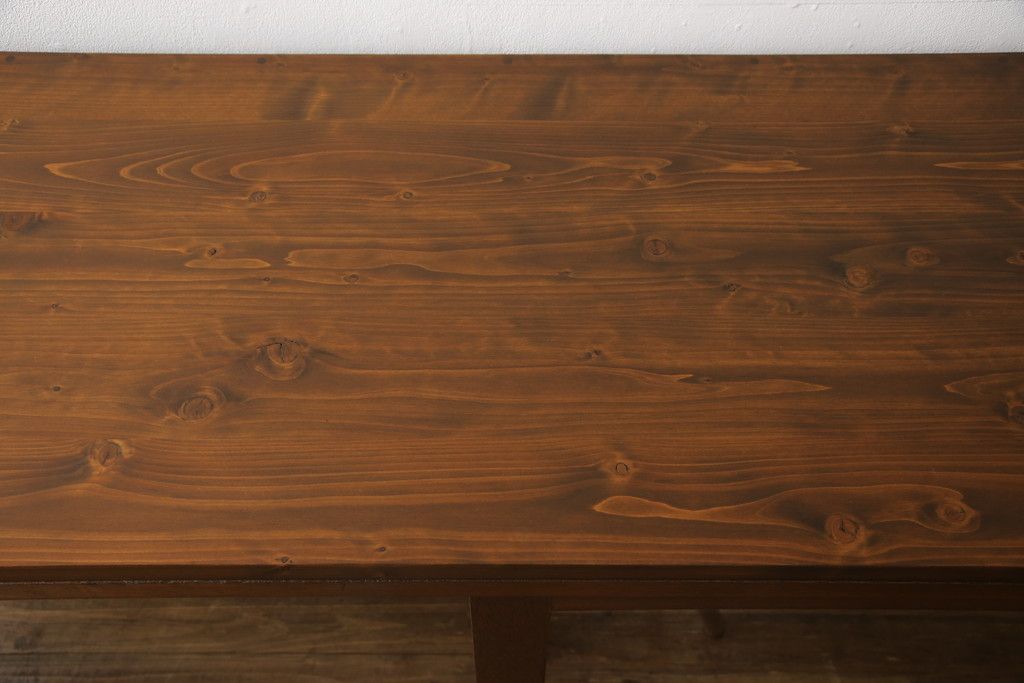 戸棚をリペア&カスタム!奥行をリサイズし、引き戸の板部分へクリアガラスをはめ込み、棚板を2枚製作して取り付け。天板を取り付け、外部・内部ともに本体に合わせて着色。(収納棚、食器棚、キャビネット)