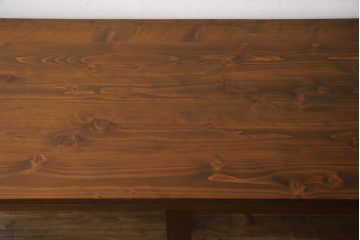 戸棚をリペア&カスタム!奥行をリサイズし、引き戸の板部分へクリアガラスをはめ込み、棚板を2枚製作して取り付け。天板を取り付け、外部・内部ともに本体に合わせて着色。(収納棚、食器棚、キャビネット)