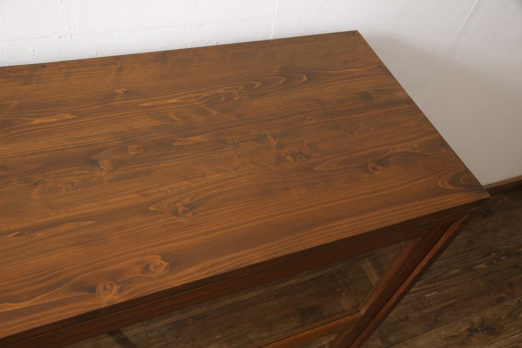 戸棚をリペア&カスタム!奥行をリサイズし、引き戸の板部分へクリアガラスをはめ込み、棚板を2枚製作して取り付け。天板を取り付け、外部・内部ともに本体に合わせて着色。(収納棚、食器棚、キャビネット)