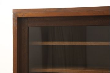 戸棚をリペア&カスタム!奥行をリサイズし、引き戸の板部分へクリアガラスをはめ込み、棚板を2枚製作して取り付け。天板を取り付け、外部・内部ともに本体に合わせて着色。(収納棚、食器棚、キャビネット)