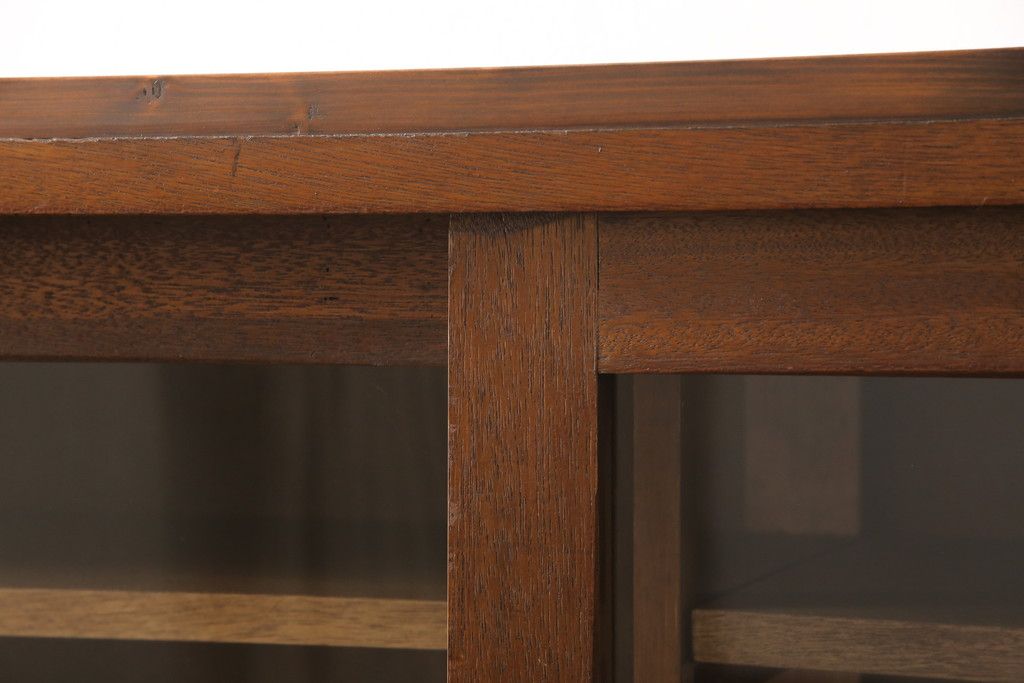 戸棚をリペア&カスタム!奥行をリサイズし、引き戸の板部分へクリアガラスをはめ込み、棚板を2枚製作して取り付け。天板を取り付け、外部・内部ともに本体に合わせて着色。(収納棚、食器棚、キャビネット)