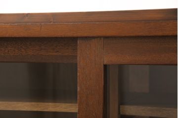 戸棚をリペア&カスタム!奥行をリサイズし、引き戸の板部分へクリアガラスをはめ込み、棚板を2枚製作して取り付け。天板を取り付け、外部・内部ともに本体に合わせて着色。(収納棚、食器棚、キャビネット)