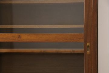 戸棚をリペア&カスタム!奥行をリサイズし、引き戸の板部分へクリアガラスをはめ込み、棚板を2枚製作して取り付け。天板を取り付け、外部・内部ともに本体に合わせて着色。(収納棚、食器棚、キャビネット)