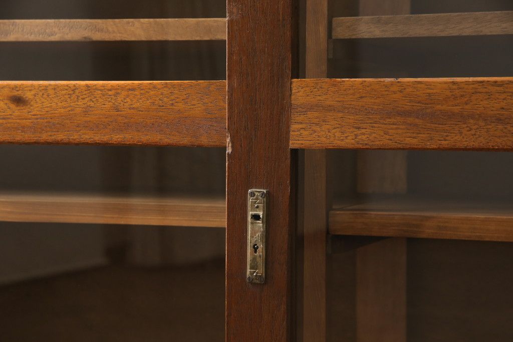 戸棚をリペア&カスタム!奥行をリサイズし、引き戸の板部分へクリアガラスをはめ込み、棚板を2枚製作して取り付け。天板を取り付け、外部・内部ともに本体に合わせて着色。(収納棚、食器棚、キャビネット)