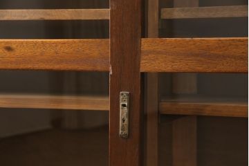 戸棚をリペア&カスタム!奥行をリサイズし、引き戸の板部分へクリアガラスをはめ込み、棚板を2枚製作して取り付け。天板を取り付け、外部・内部ともに本体に合わせて着色。(収納棚、食器棚、キャビネット)