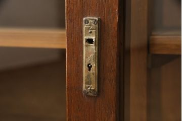 戸棚をリペア&カスタム!奥行をリサイズし、引き戸の板部分へクリアガラスをはめ込み、棚板を2枚製作して取り付け。天板を取り付け、外部・内部ともに本体に合わせて着色。(収納棚、食器棚、キャビネット)