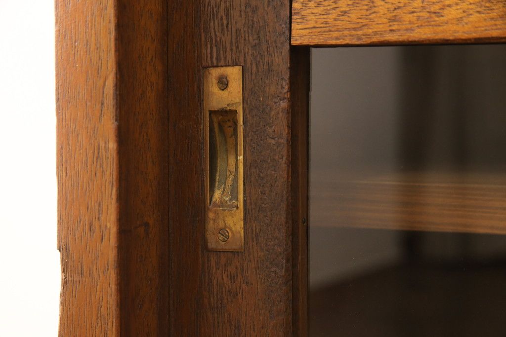 戸棚をリペア&カスタム!奥行をリサイズし、引き戸の板部分へクリアガラスをはめ込み、棚板を2枚製作して取り付け。天板を取り付け、外部・内部ともに本体に合わせて着色。(収納棚、食器棚、キャビネット)