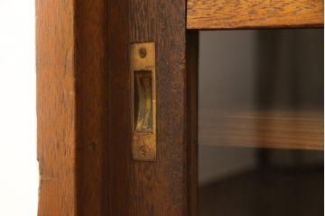 戸棚をリペア&カスタム!奥行をリサイズし、引き戸の板部分へクリアガラスをはめ込み、棚板を2枚製作して取り付け。天板を取り付け、外部・内部ともに本体に合わせて着色。(収納棚、食器棚、キャビネット)