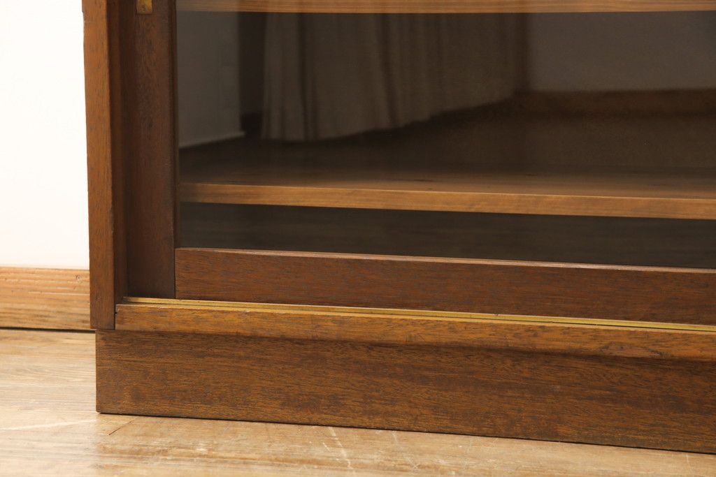 戸棚をリペア&カスタム!奥行をリサイズし、引き戸の板部分へクリアガラスをはめ込み、棚板を2枚製作して取り付け。天板を取り付け、外部・内部ともに本体に合わせて着色。(収納棚、食器棚、キャビネット)