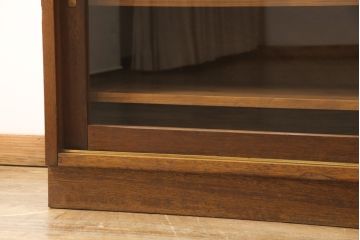 戸棚をリペア&カスタム!奥行をリサイズし、引き戸の板部分へクリアガラスをはめ込み、棚板を2枚製作して取り付け。天板を取り付け、外部・内部ともに本体に合わせて着色。(収納棚、食器棚、キャビネット)