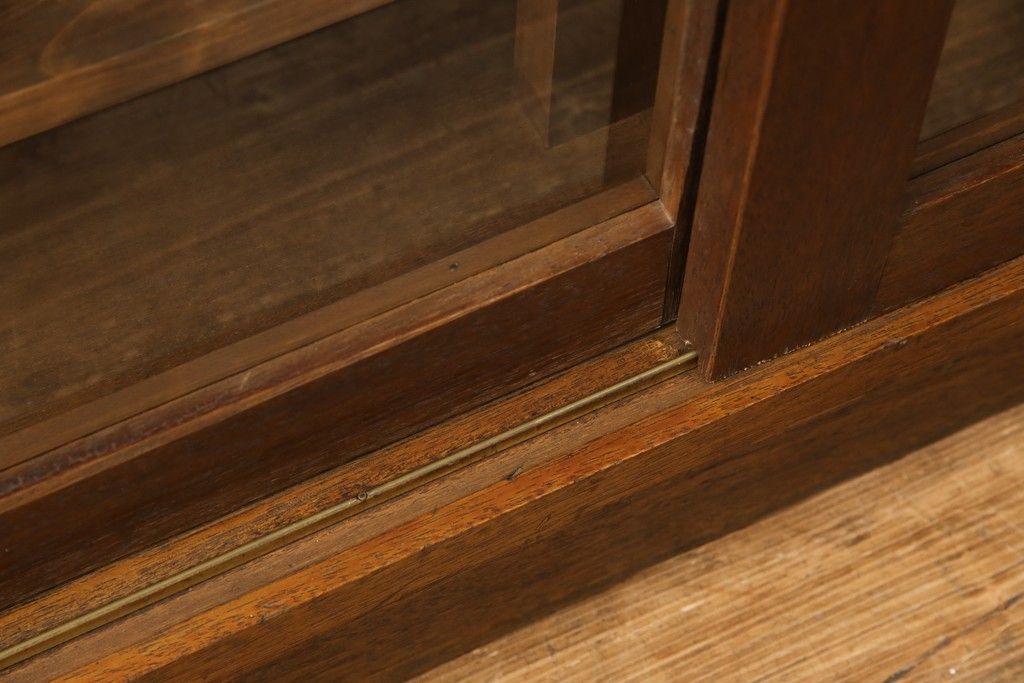 戸棚をリペア&カスタム!奥行をリサイズし、引き戸の板部分へクリアガラスをはめ込み、棚板を2枚製作して取り付け。天板を取り付け、外部・内部ともに本体に合わせて着色。(収納棚、食器棚、キャビネット)