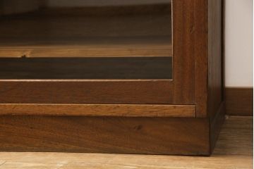 戸棚をリペア&カスタム!奥行をリサイズし、引き戸の板部分へクリアガラスをはめ込み、棚板を2枚製作して取り付け。天板を取り付け、外部・内部ともに本体に合わせて着色。(収納棚、食器棚、キャビネット)