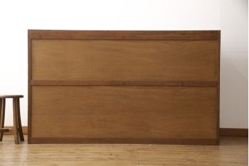 戸棚をリペア&カスタム!奥行をリサイズし、引き戸の板部分へクリアガラスをはめ込み、棚板を2枚製作して取り付け。天板を取り付け、外部・内部ともに本体に合わせて着色。(収納棚、食器棚、キャビネット)