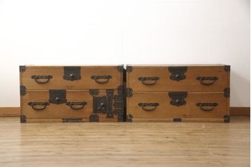 明治期の古い重ね箪笥に当店自慢の高品質リペアを施し、元の雰囲気を残して仕上げました。(時代箪笥、テレビ台、ローボード、桐箪笥、桐たんす)