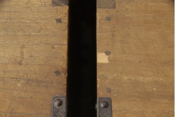明治期の古い重ね箪笥に当店自慢の高品質リペアを施し、元の雰囲気を残して仕上げました。(時代箪笥、テレビ台、ローボード、桐箪笥、桐たんす)